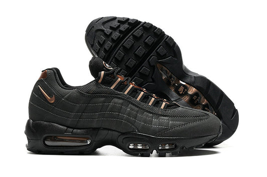 Les baskets grande taille Nike Air Max 95 reprennent le design unique et audacieux de l’original, tout en étant pensées pour offrir un ajustement parfait aux grandes pointures.