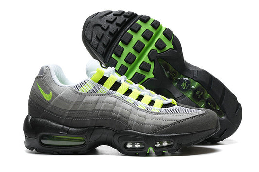 Les baskets grande taille Nike Air Max 95 reprennent le design unique et audacieux de l’original, tout en étant pensées pour offrir un ajustement parfait aux grandes pointures.