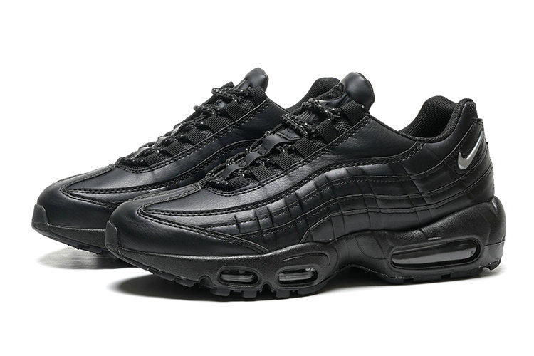Les baskets grande taille Nike Air Max 95 reprennent le design unique et audacieux de l’original, tout en étant pensées pour offrir un ajustement parfait aux grandes pointures.