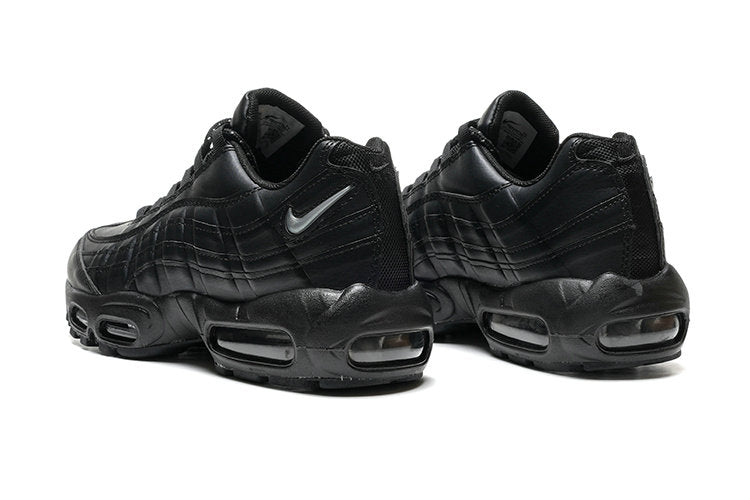 Les baskets grande taille Nike Air Max 95 reprennent le design unique et audacieux de l’original, tout en étant pensées pour offrir un ajustement parfait aux grandes pointures.