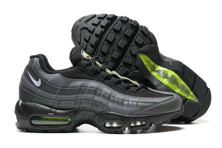 Les baskets grande taille Nike Air Max 95 reprennent le design unique et audacieux de l’original, tout en étant pensées pour offrir un ajustement parfait aux grandes pointures.