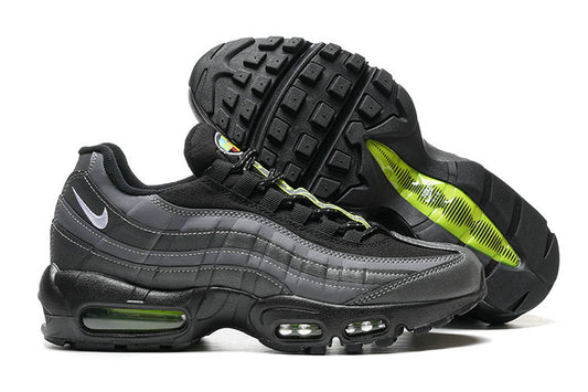 Les baskets grande taille Nike Air Max 95 reprennent le design unique et audacieux de l’original, tout en étant pensées pour offrir un ajustement parfait aux grandes pointures.