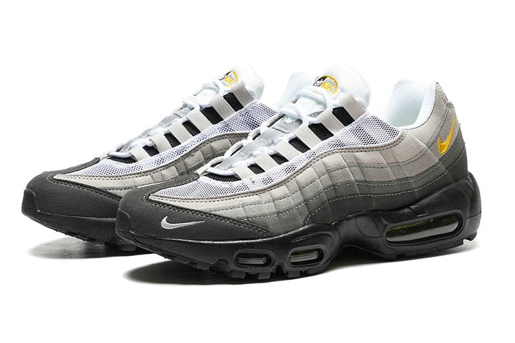 Les baskets grande taille Nike Air Max 95 reprennent le design unique et audacieux de l’original, tout en étant pensées pour offrir un ajustement parfait aux grandes pointures.