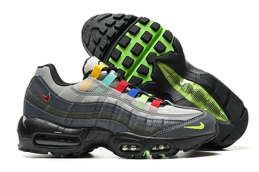 Les baskets grande taille Nike Air Max 95 reprennent le design unique et audacieux de l’original, tout en étant pensées pour offrir un ajustement parfait aux grandes pointures.
