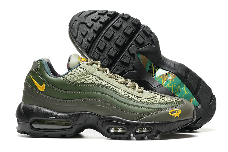 Les baskets grande taille Nike Air Max 95 reprennent le design unique et audacieux de l’original, tout en étant pensées pour offrir un ajustement parfait aux grandes pointures.