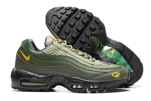 Les baskets grande taille Nike Air Max 95 reprennent le design unique et audacieux de l’original, tout en étant pensées pour offrir un ajustement parfait aux grandes pointures.