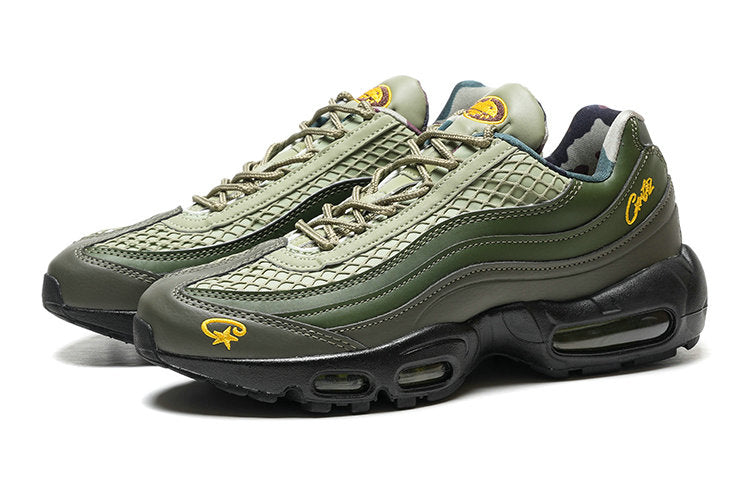 Les baskets grande taille Nike Air Max 95 reprennent le design unique et audacieux de l’original, tout en étant pensées pour offrir un ajustement parfait aux grandes pointures.