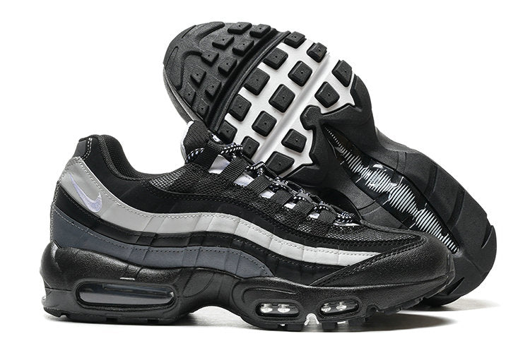 Les baskets grande taille Nike Air Max 95 reprennent le design unique et audacieux de l’original, tout en étant pensées pour offrir un ajustement parfait aux grandes pointures.