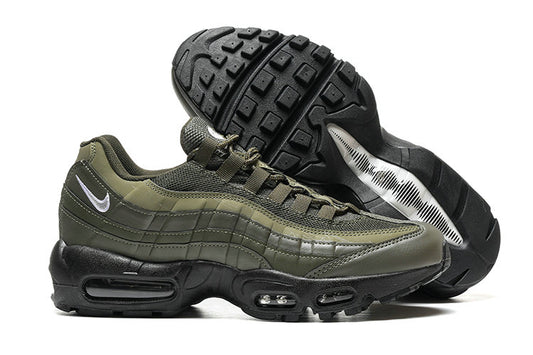 Les baskets grande taille Nike Air Max 95 reprennent le design unique et audacieux de l’original, tout en étant pensées pour offrir un ajustement parfait aux grandes pointures.