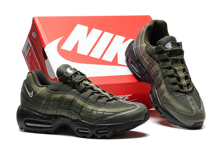 Les baskets grande taille Nike Air Max 95 reprennent le design unique et audacieux de l’original, tout en étant pensées pour offrir un ajustement parfait aux grandes pointures.