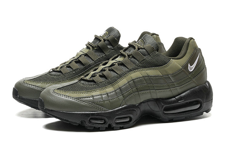 Les baskets grande taille Nike Air Max 95 reprennent le design unique et audacieux de l’original, tout en étant pensées pour offrir un ajustement parfait aux grandes pointures.