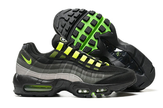 Les baskets grande taille Nike Air Max 95 reprennent le design unique et audacieux de l’original, tout en étant pensées pour offrir un ajustement parfait aux grandes pointures.