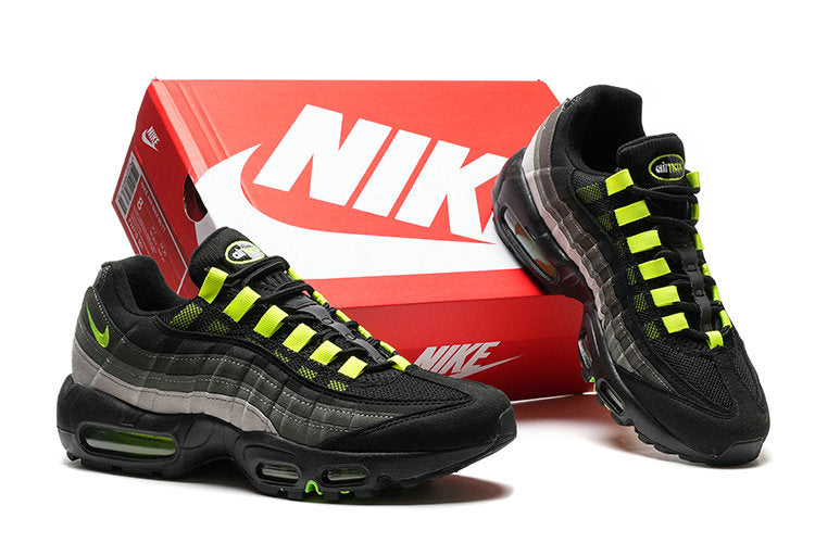 Les baskets grande taille Nike Air Max 95 reprennent le design unique et audacieux de l’original, tout en étant pensées pour offrir un ajustement parfait aux grandes pointures.