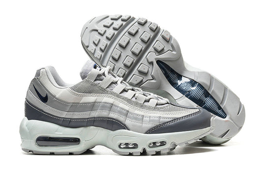 Les baskets grande taille Nike Air Max 95 reprennent le design unique et audacieux de l’original, tout en étant pensées pour offrir un ajustement parfait aux grandes pointures.