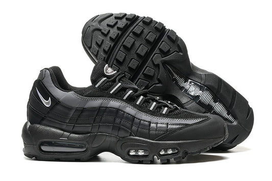 Les baskets grande taille Nike Air Max 95 reprennent le design unique et audacieux de l’original, tout en étant pensées pour offrir un ajustement parfait aux grandes pointures.