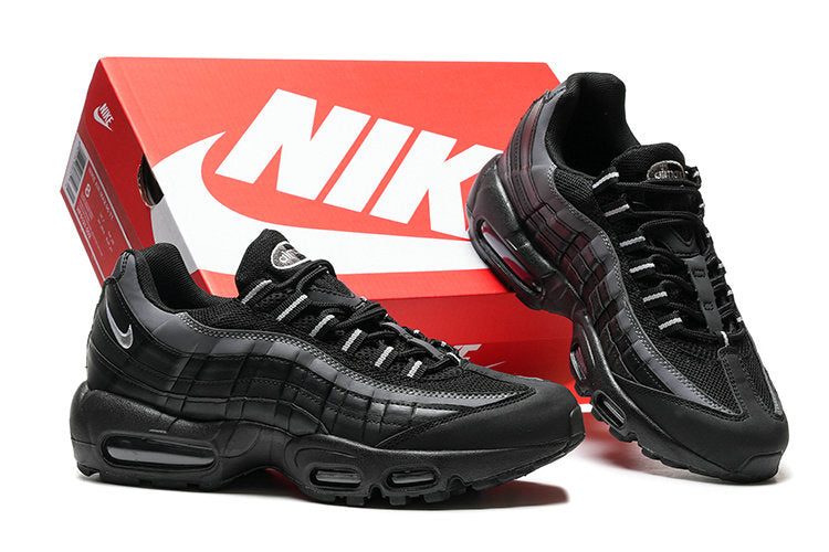 Les baskets grande taille Nike Air Max 95 reprennent le design unique et audacieux de l’original, tout en étant pensées pour offrir un ajustement parfait aux grandes pointures.
