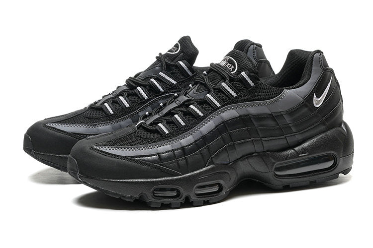 Les baskets grande taille Nike Air Max 95 reprennent le design unique et audacieux de l’original, tout en étant pensées pour offrir un ajustement parfait aux grandes pointures.