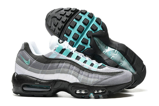 Les baskets grande taille Nike Air Max 95 reprennent le design unique et audacieux de l’original, tout en étant pensées pour offrir un ajustement parfait aux grandes pointures.