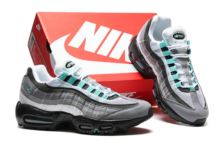 Les baskets grande taille Nike Air Max 95 reprennent le design unique et audacieux de l’original, tout en étant pensées pour offrir un ajustement parfait aux grandes pointures.