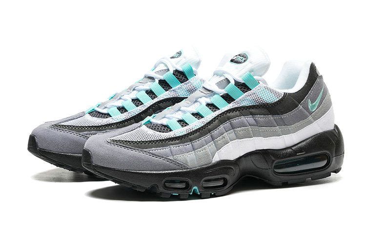 Les baskets grande taille Nike Air Max 95 reprennent le design unique et audacieux de l’original, tout en étant pensées pour offrir un ajustement parfait aux grandes pointures.