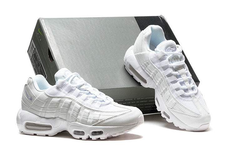 Les baskets grande taille Nike Air Max 95 reprennent le design unique et audacieux de l’original, tout en étant pensées pour offrir un ajustement parfait aux grandes pointures.