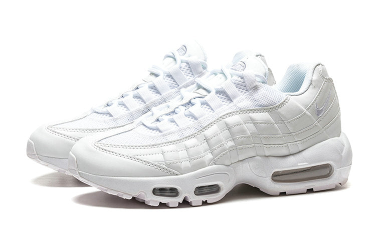 Les baskets grande taille Nike Air Max 95 reprennent le design unique et audacieux de l’original, tout en étant pensées pour offrir un ajustement parfait aux grandes pointures.