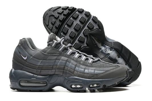 Les baskets grande taille Nike Air Max 95 reprennent le design unique et audacieux de l’original, tout en étant pensées pour offrir un ajustement parfait aux grandes pointures.