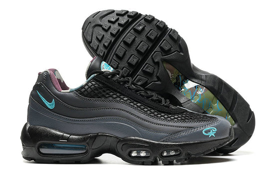 Les baskets grande taille Nike Air Max 95 reprennent le design unique et audacieux de l’original, tout en étant pensées pour offrir un ajustement parfait aux grandes pointures.