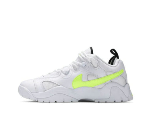 Les baskets Nike Air Barrage allient style audacieux et innovation technique. Leur design rétro-futuriste et leurs détails emblématiques attirent les amateurs de mode