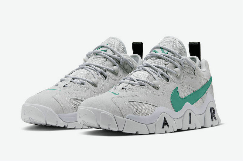 Les baskets Nike Air Barrage allient style audacieux et innovation technique. Leur design rétro-futuriste et leurs détails emblématiques attirent les amateurs de mode