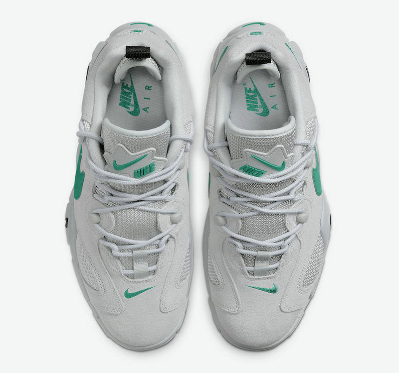 Les baskets Nike Air Barrage allient style audacieux et innovation technique. Leur design rétro-futuriste et leurs détails emblématiques attirent les amateurs de mode