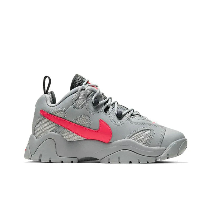 Les baskets Nike Air Barrage allient style audacieux et innovation technique. Leur design rétro-futuriste et leurs détails emblématiques attirent les amateurs de mode