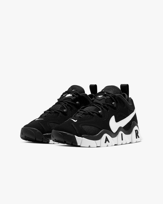 Les baskets Nike Air Barrage allient style audacieux et innovation technique. Leur design rétro-futuriste et leurs détails emblématiques attirent les amateurs de mode