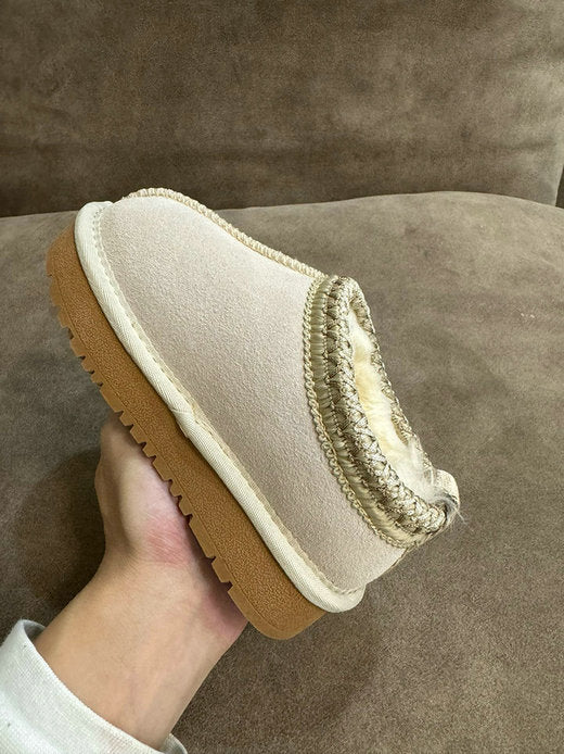 Les bottes UGG pour enfants offrent une combinaison parfaite entre confort thermique et allure tendance, idéales pour affronter les journées froides avec style.