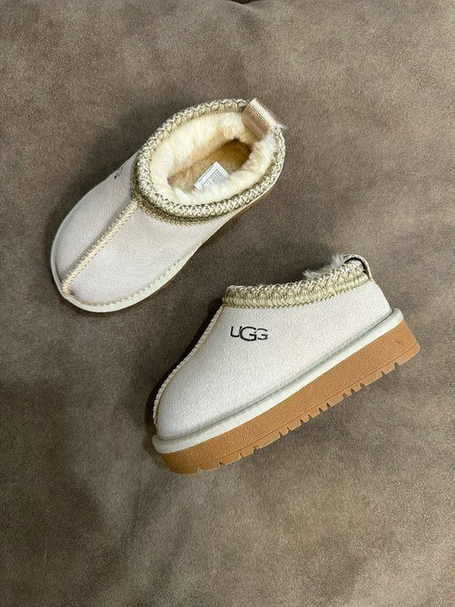 Les bottes UGG pour enfants offrent une combinaison parfaite entre confort thermique et allure tendance, idéales pour affronter les journées froides avec style.