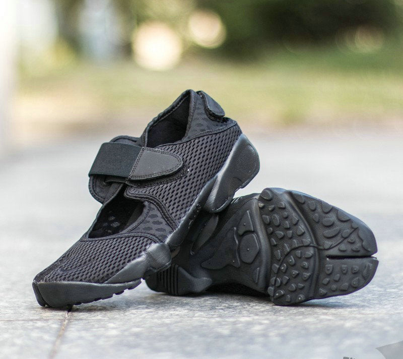  Les baskets Rift Ninja se distinguent par leur design unique et avant-gardiste, inspiré des chaussures de ninja, combinant style urbain et fonctionnalité.