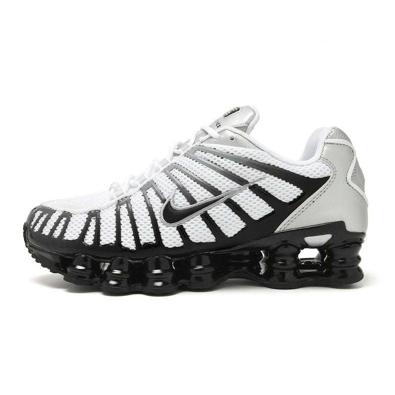 Les baskets Nike Shox TL allient un style avant-gardiste et une innovation technique avancée. Leur design unique et leurs détails sophistiqués.