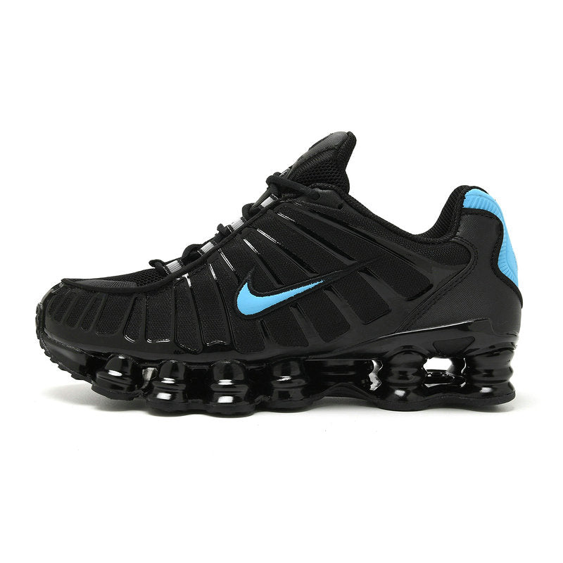 Les baskets Nike Shox TL allient un style avant-gardiste et une innovation technique avancée. Leur design unique et leurs détails sophistiqués.