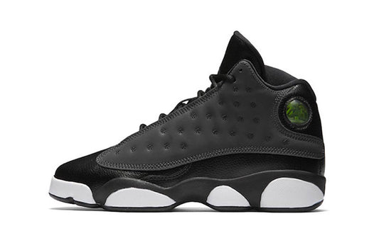 Les  baskets  Air Jordan 13 "Love & Respect" (Black and White) Femme permettent de personnaliser votre style tout en bénéficiant d’un confort supérieur.