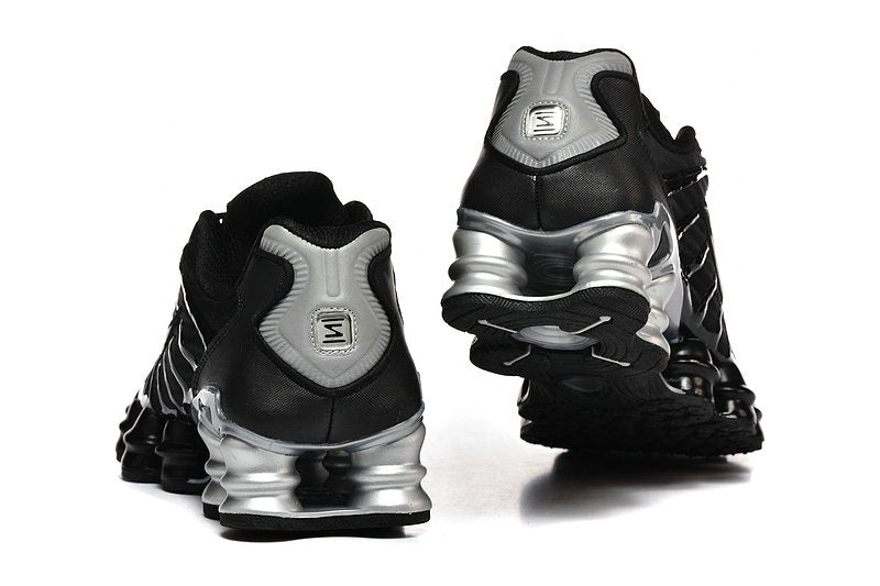 Les baskets Nike Shox TL allient un style avant-gardiste et une innovation technique avancée. Leur design unique et leurs détails sophistiqués.
