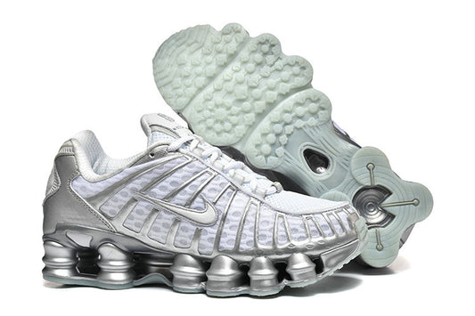 Les baskets Nike Shox TL allient un style avant-gardiste et une innovation technique avancée. Leur design unique et leurs détails sophistiqués.