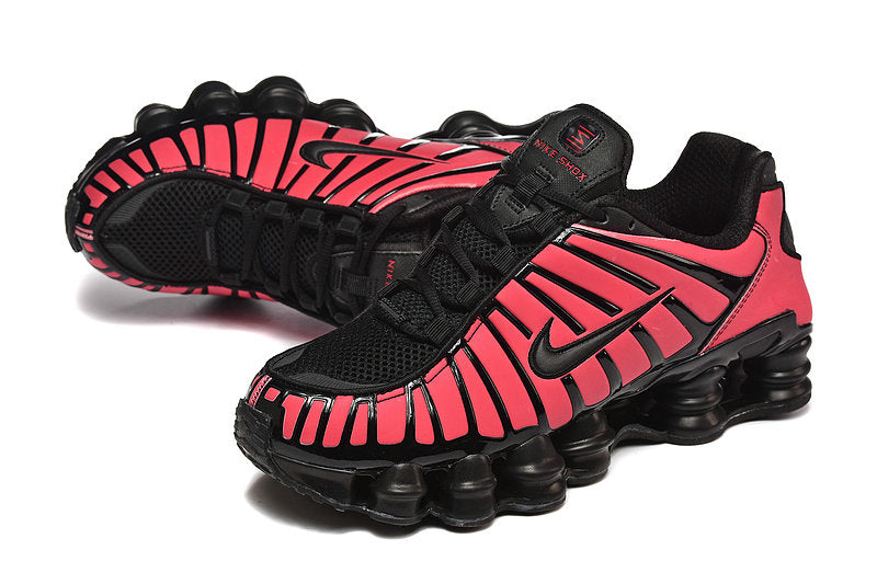 Les baskets Nike Shox TL allient un style avant-gardiste et une innovation technique avancée. Leur design unique et leurs détails sophistiqués.