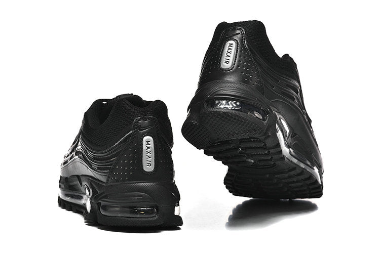 Les baskets Nike Air Max TL 2.5 X COMME DES GARÇONS offrent un style audacieux et une performance fonctionnelle.

En plus, leur design avant-gardiste et leur qualité de fabrication soignée les positionnent