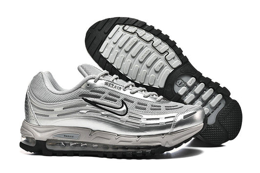 Les baskets Nike Air Max TL 2.5 X COMME DES GARÇONS offrent un style audacieux et une performance fonctionnelle.

En plus, leur design avant-gardiste et leur qualité de fabrication soignée les positionnent