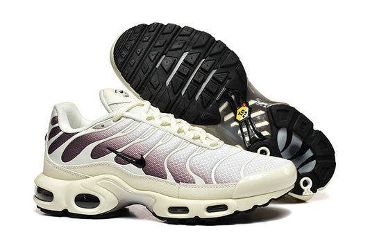 Les baskets Nike Air Max DN combinent un style contemporain et une performance avancée.

Leur design épuré et l'utilisation de matériaux innovants en font un choix incontournable