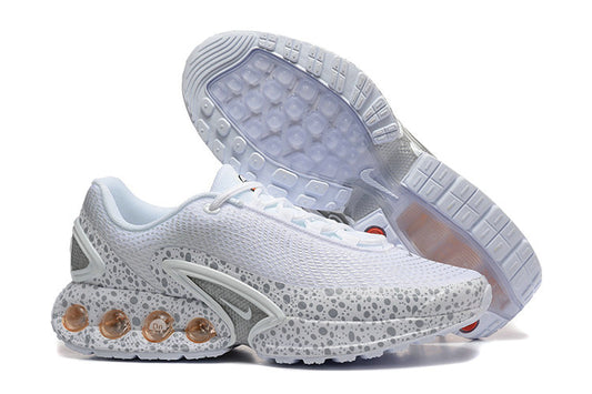 Les baskets Nike Air Max DN combinent un style contemporain et une performance avancée.

Leur design épuré et l'utilisation de matériaux innovants en font un choix incontournable