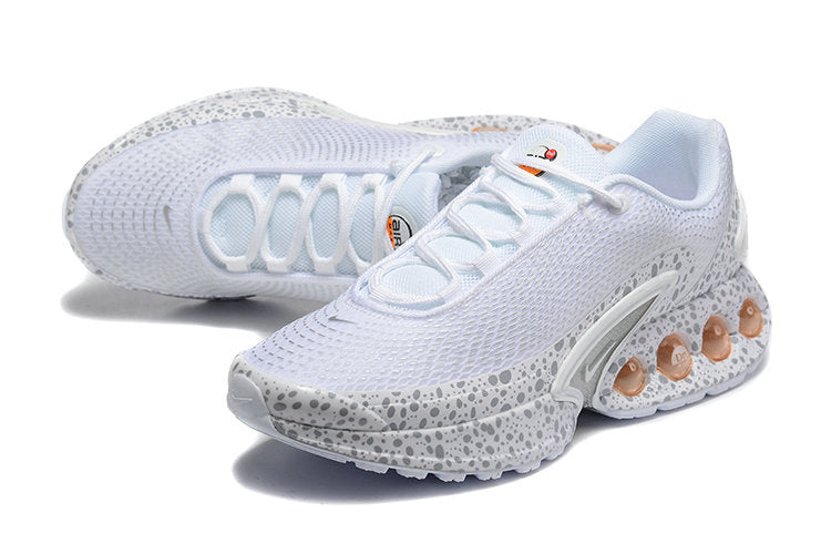 Les baskets Nike Air Max DN combinent un style contemporain et une performance avancée.

Leur design épuré et l'utilisation de matériaux innovants en font un choix incontournable