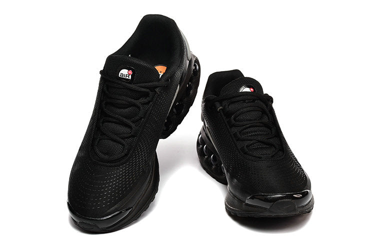 Les baskets Nike Air Max DN combinent un style contemporain et une performance avancée.

Leur design épuré et l'utilisation de matériaux innovants en font un choix incontournable