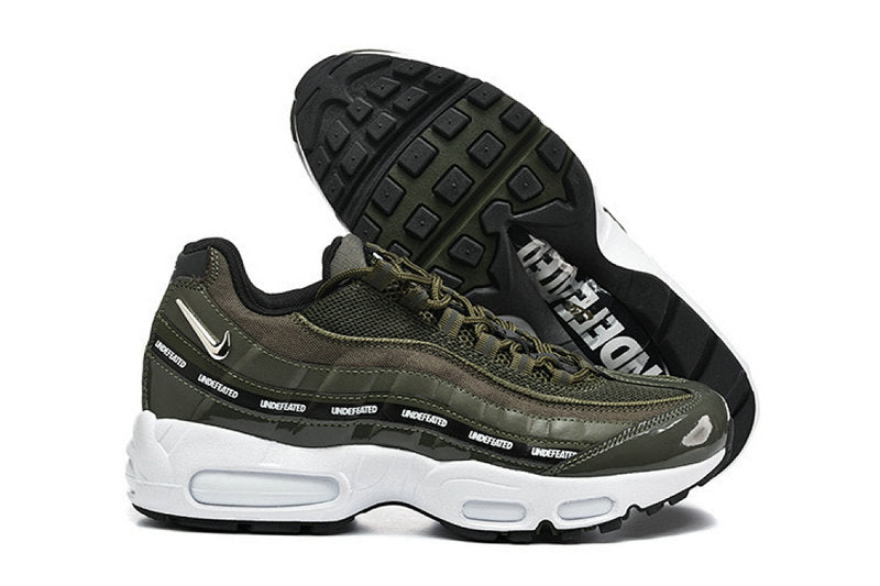 Les baskets Nike Air Max 95 sont synonymes de style emblématique et de confort absolu. Leur design distinctif. Pas cher. Le moins cher.