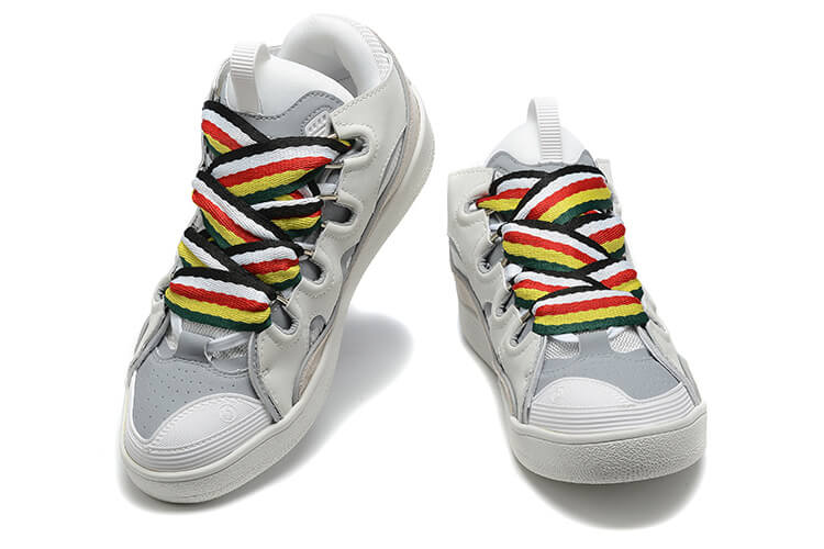  Les baskets sneakers Lanvin incarnent un style emblématique et un luxe français.

leur design élégant. Pas cher. Le moins cher.
